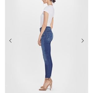 Mother High Waisted Looker Ankle Fray
Lure Me In